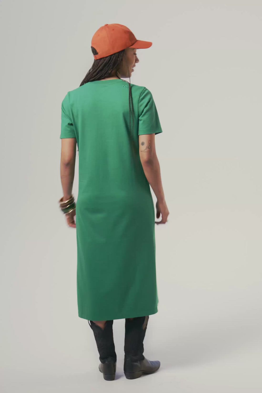 vidéo robe t-shirt vert gazon silhouette