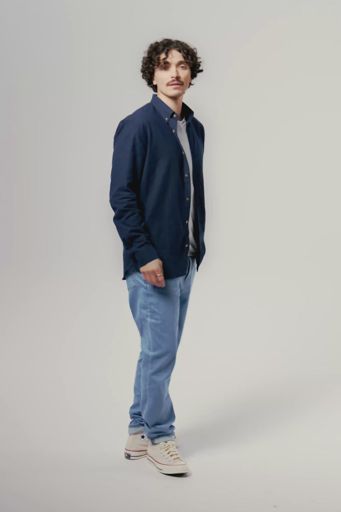chemise en flanelle bleu foncé détails