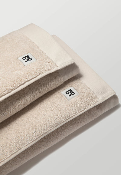 la serviette de bain beige superposées.webp