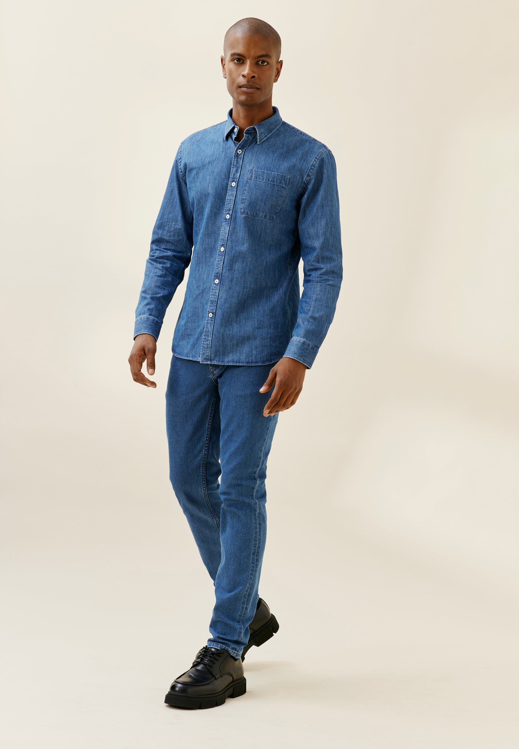 chemise en jean coton bio loom bleu moyen en pied