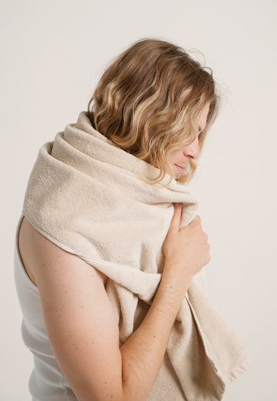 serviette de bain coton bio loom beige main
