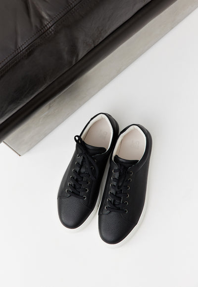 baskets loom noir nature morte