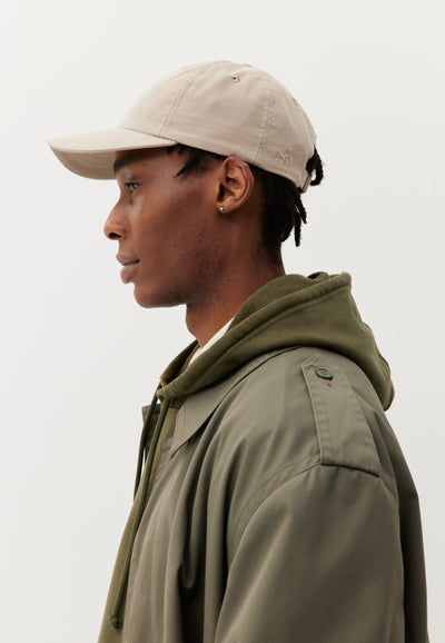 casquette coton bio loom Beige clair main